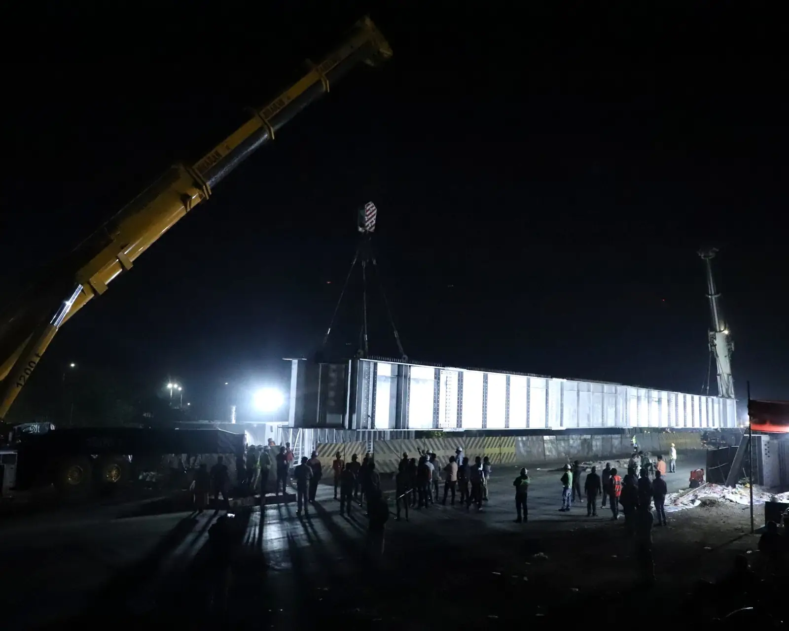 Heavy crane lift during a night block